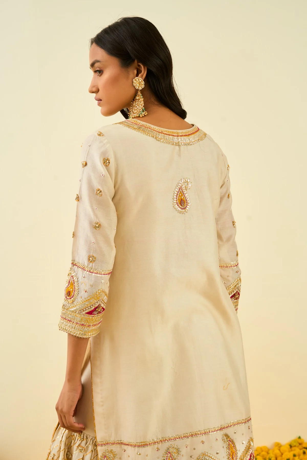 Asfi Javed IN Shafna Daisy Ivory short kurta with garara and dupatta - Image 4