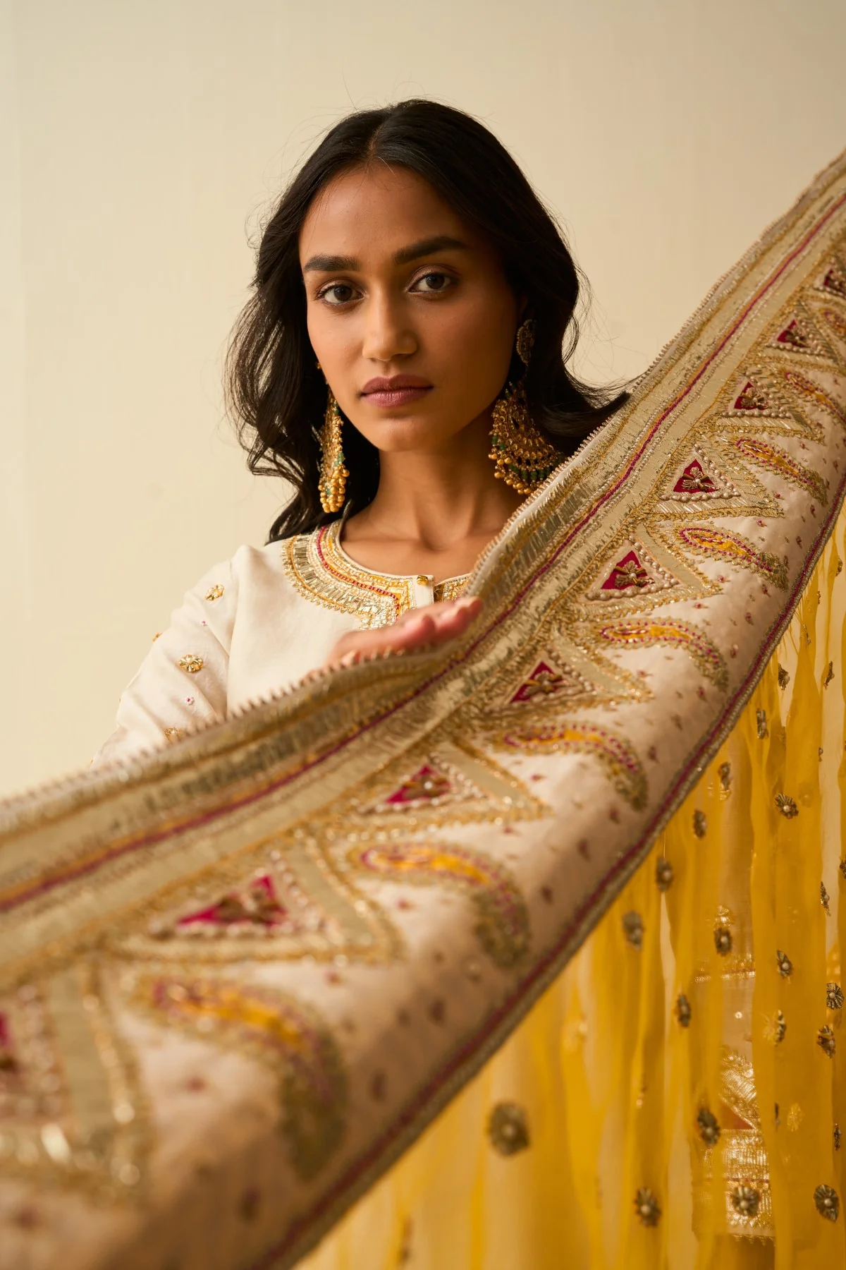 Asfi Javed IN Shafna Daisy Ivory short kurta with garara and dupatta - Image 6