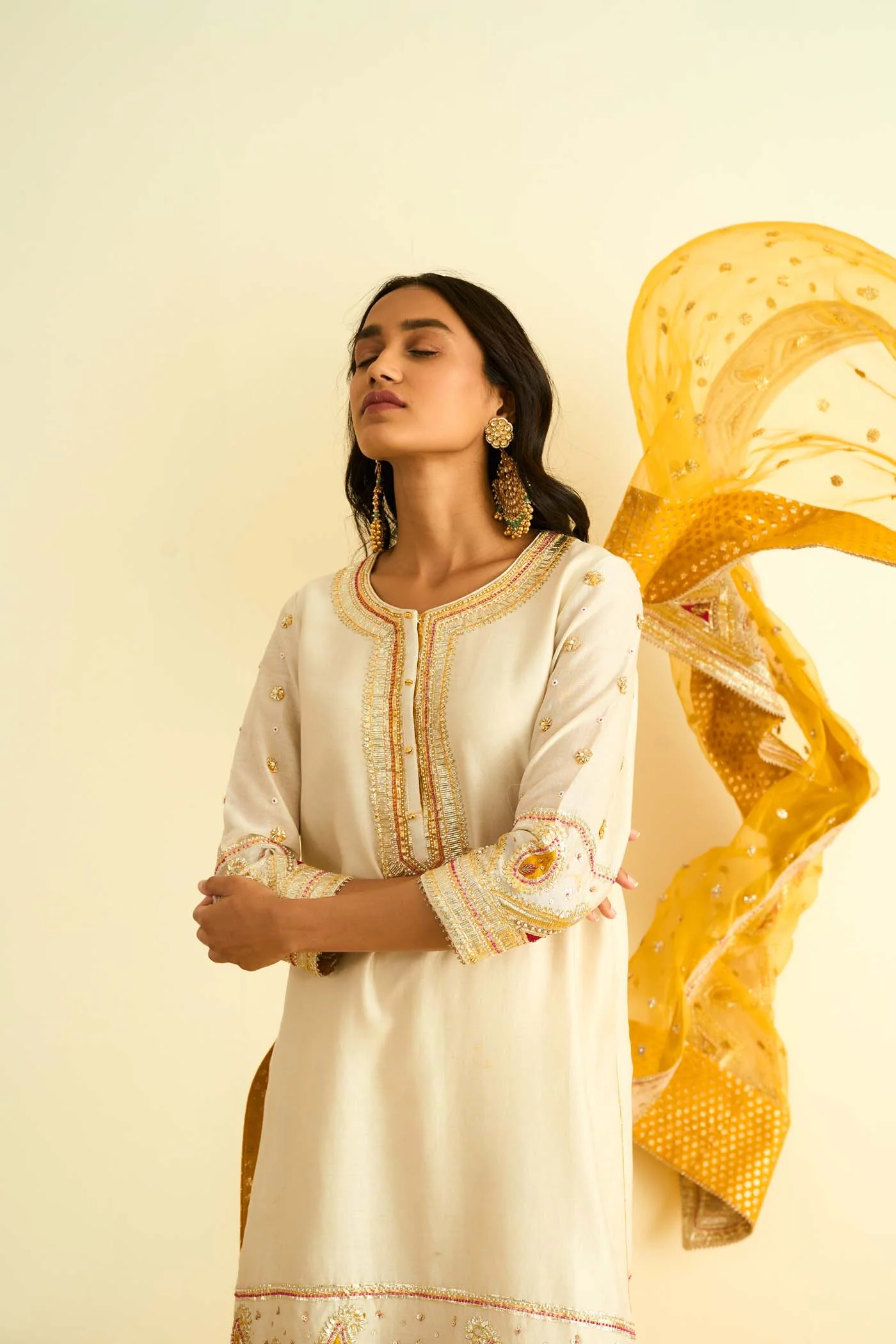 Asfi Javed IN Shafna Daisy Ivory short kurta with garara and dupatta - Image 7